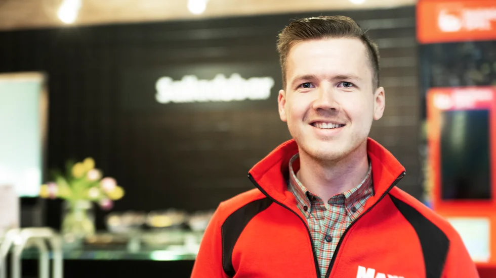 "Med vårt nya Mini-Maxi i lokalen får vi en liten Maxibutik med vårt sortiment, fast i miniatyr. Här finns bland annat varor från bageri, frukt och grönt, och våra storsäljare", säger butikschef Patrik Nilsson.