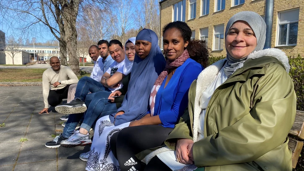 Här är de sju första eleverna på Uppsala folkhögskolas filial i Tierp. Från vänster: Jonatan Tesfai (lärare), Hagos Okbamariam, Yahya Alimoradi, Farhad Feizi, Amina Abdila, Oula Shobat, Miney Gebremedhin och Mona Farran.