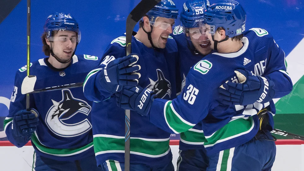 Vancouvers Quinn Hughes, Tanner Pearson, Bo Horvat och Nils Höglander (från vänster till höger), firar Horvats reduceringsmål i den andra perioden.