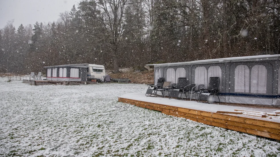 Ann-Marie Hedin tillåts inte vara på campingplatsen där hon brukar tillbringa somrarna. Campingen skulle öppnat 1 maj, men så blir nu inte fallet.