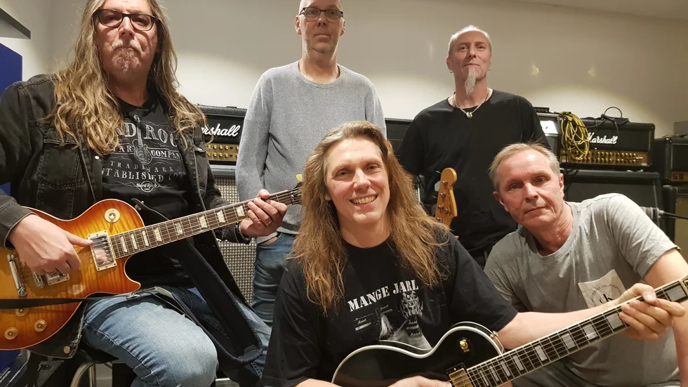 Axewitch är tillbaka. På fredag släpps deras nya album "Out of the ashes into the fire" och 15 maj sajnar de skivor i en lokal i anslutning till Bengans skivbutik i Linköping.