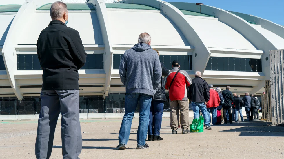 De första 100 miljoner doserna av covid 19-vaccin i världen tog 61 dagar att administrera. De senaste 100 miljonerna bara sex dagar. Bilden är från Olympiastadion i Montreal, i början av april.