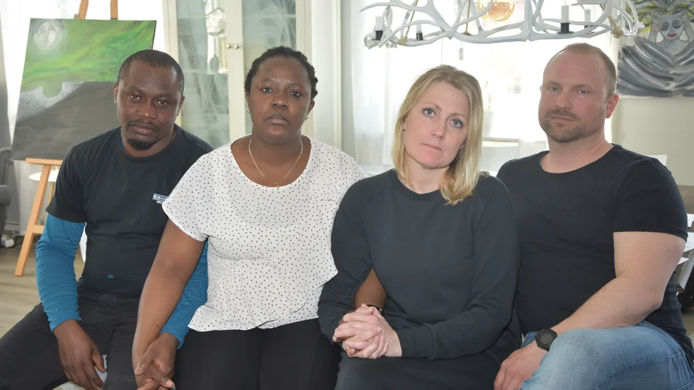 Jeffrey Akue Elenbalu och Glory Emovuon och deras vänner Annelie Söderlund och Daniel Wonkavaara, som tycker att Migrationsverkets beslut är obegripligt.
