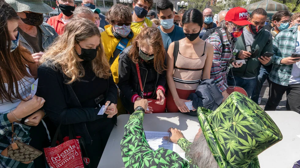 Under parollen "Joints for jabs" (ungefär joints för nålstick) delades marijuana ut i New York till personer som kunde visa upp vaccinationsintyg.