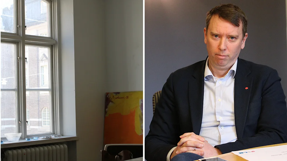 Konst inne i Kronan med Rådhuset utanför fönstret. Olle Vikmång (S) är kommunstyrelsens ordförande.