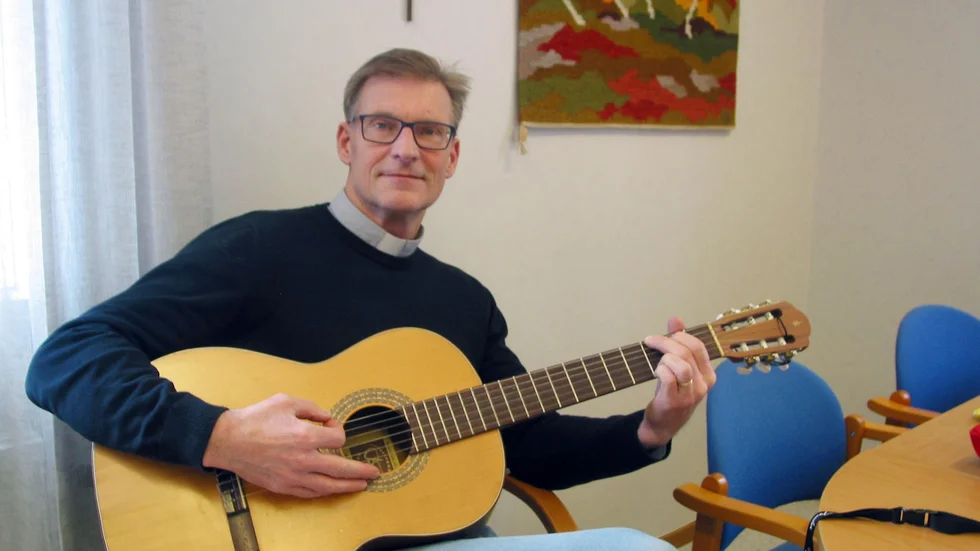 Arvidsjaur och Arjeplogs tillförordnande kyrkoherde Magnus Aasa är en herde som tycker om att möta människor och som gärna sjunger och spelare gitarr. När han i yngre dar bodde i Ö-vik var han sångare med eget popband.