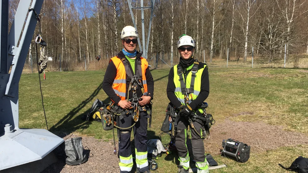 Jarrett Ross och Samuel Honkajärvi, yrkesklättrare som besiktigar radiomasterna i Motala.