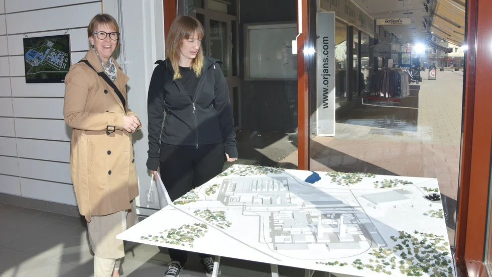 Ingela Arngren samtalade med H2 Green Steels bolagsjurist, Ida Westberg, som visade en modell av det nya stålverket i Norra Svartbyn.