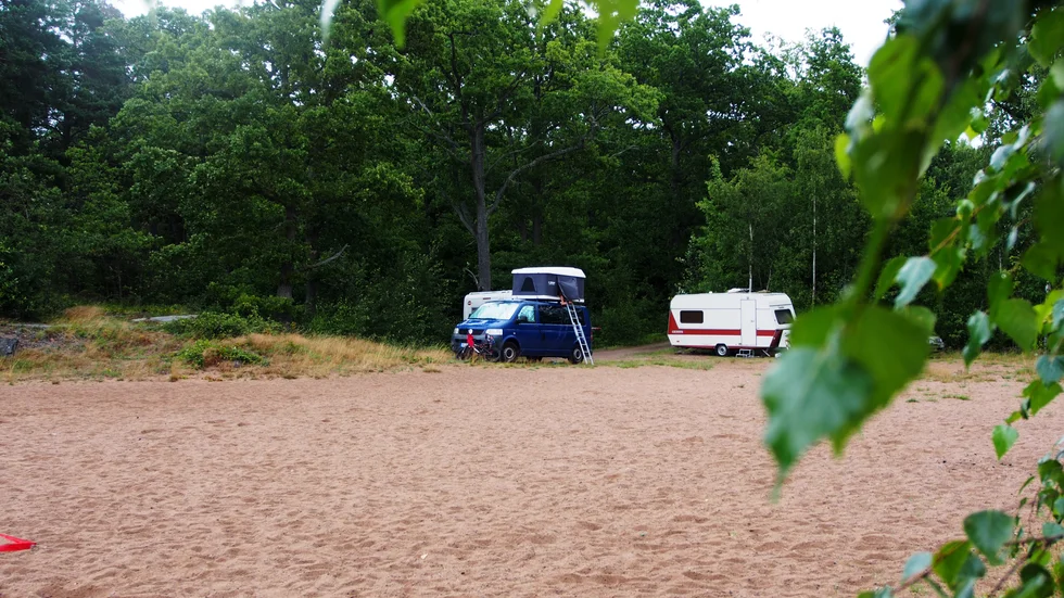 På Lögarebergen stod flera campingfordon uppställda under vecka 30.