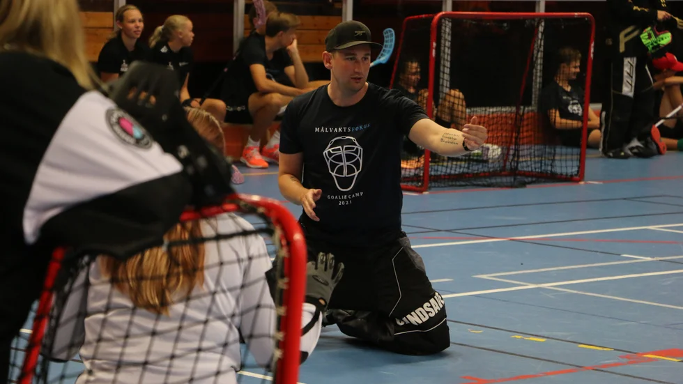 Målvaktsskolan Goalie Camp anordnas i Hortlax Sporthall under helgen. Här Mattias Tiger som även tränar Karlstad IBF i SSL dam.