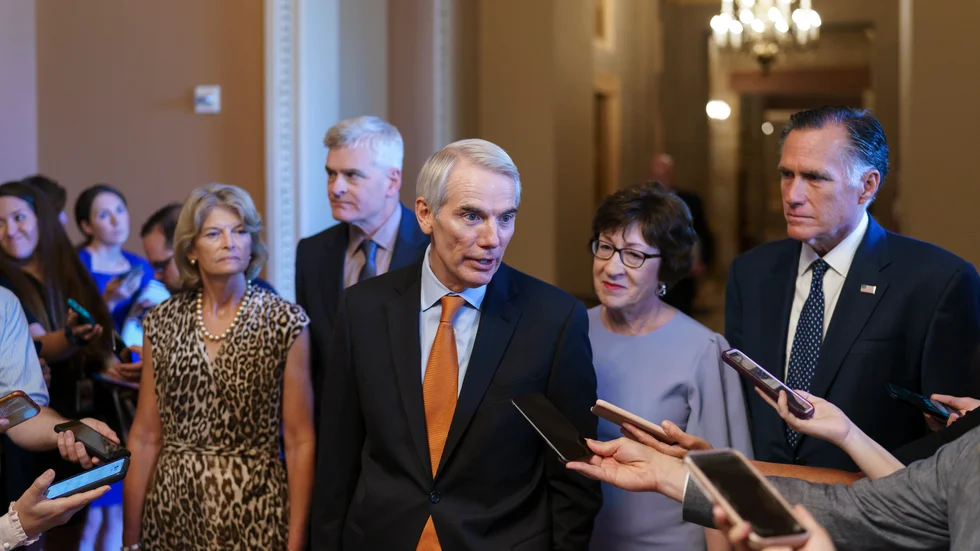 Senator Rob Portman och en grupp förhandlare från Republikanerna efter beskedet att senatorer i USA-kongressen kommit överens om en gigantisk infrastruktursatsning.