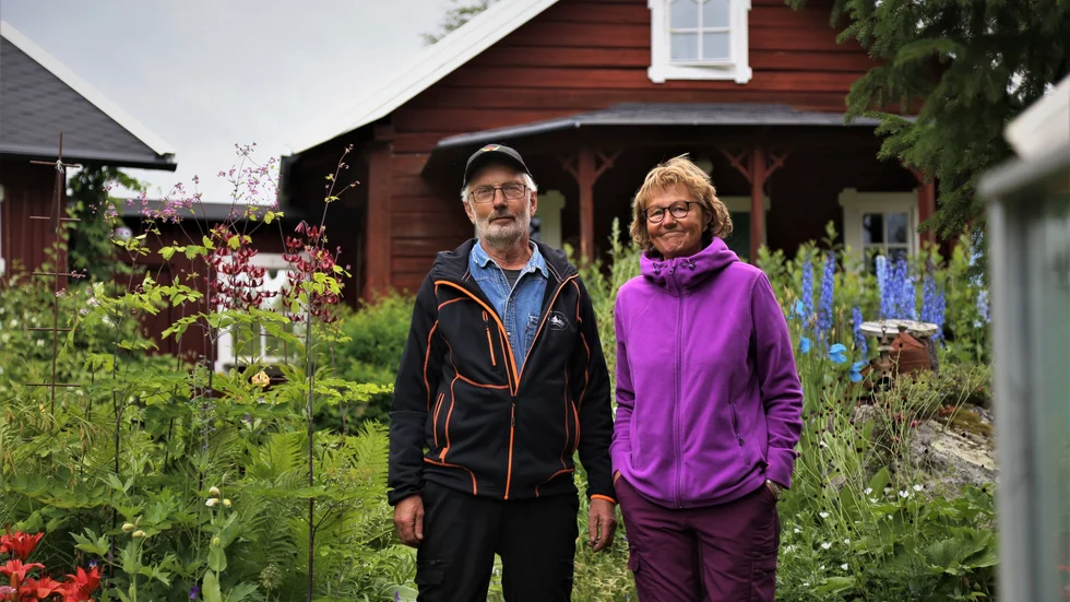 Lage och Majvor Sellbom  började bygga här, vid Majvors föräldrahem, för drygt 20 år sedan. Trädgården började de med några år senare.