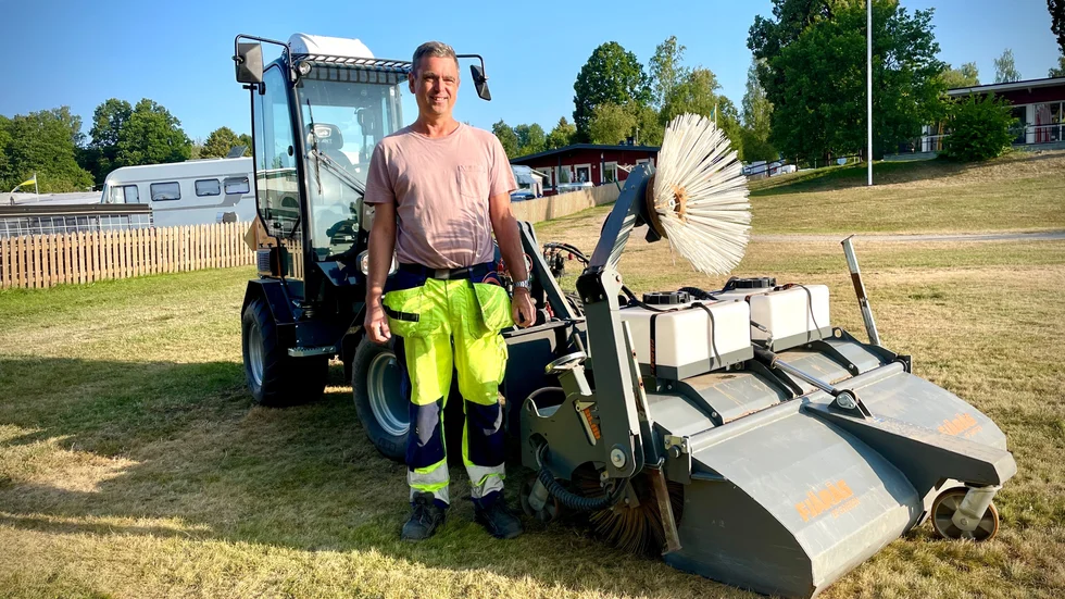 Jörgen Rådelid tycker att kommunens sopmaskin, som används till att samla upp fågelbajs, fungerar bra. 