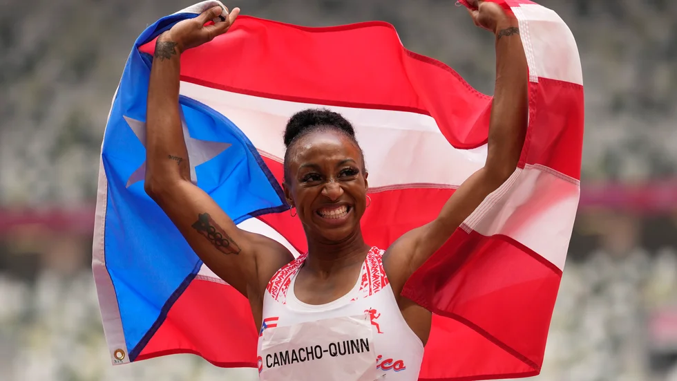 Jasmine Camacho-Quinn firar sitt OS-guld med Puerto Ricos flagga.
