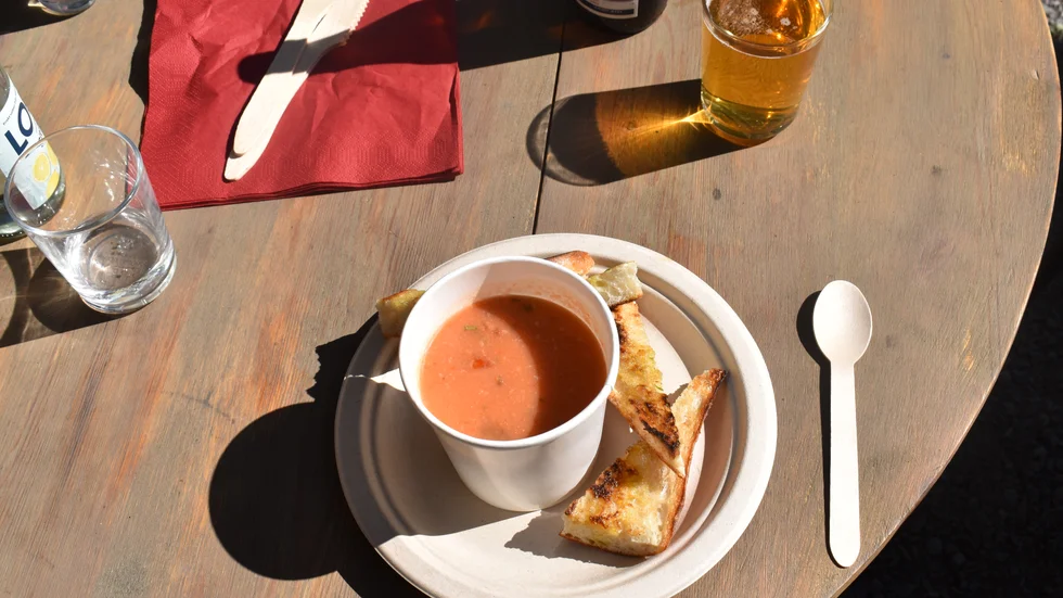 Gazpacho, här tillsammans med stekt surdegsbröd, kan knappt bli godare och mer svalkande än vad den är på Smedjan i Alunda. 