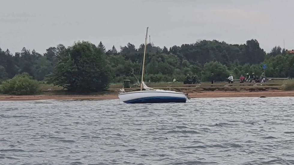 Den grundstötta segelbåten ligger utanför Tycklingebadet. Nästa vecka ska den flyttas till kommunens förråd. 