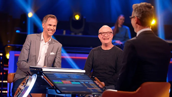 Anders L. Pettersson och Jonas Gardell isvarar på frågor i Postkodmiljonären i Tv4 på lördagskvällen.