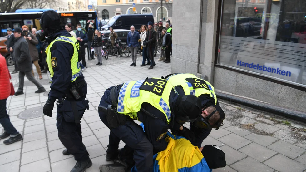 Poliser för bort en person i samband med lördagens demonstration mot coronarestriktionerna.