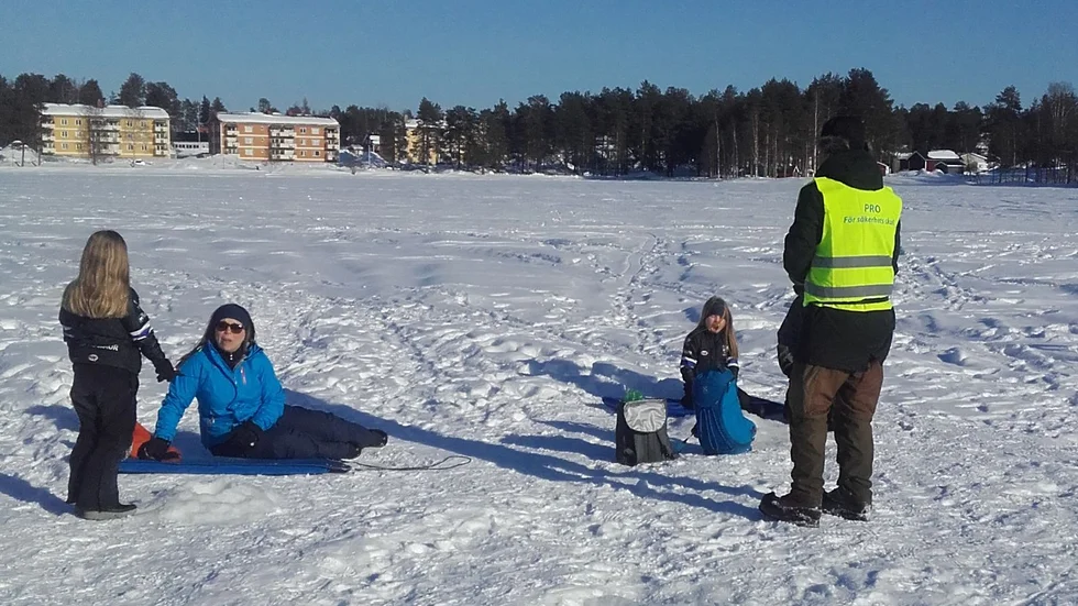 Pimpelfiske på gång, under tre dagar bjöd PRO:s fiskegrupp in sportlovslediga barn och ungdomar att fiska på Nyborgstjärnen i Arvidsjaur.