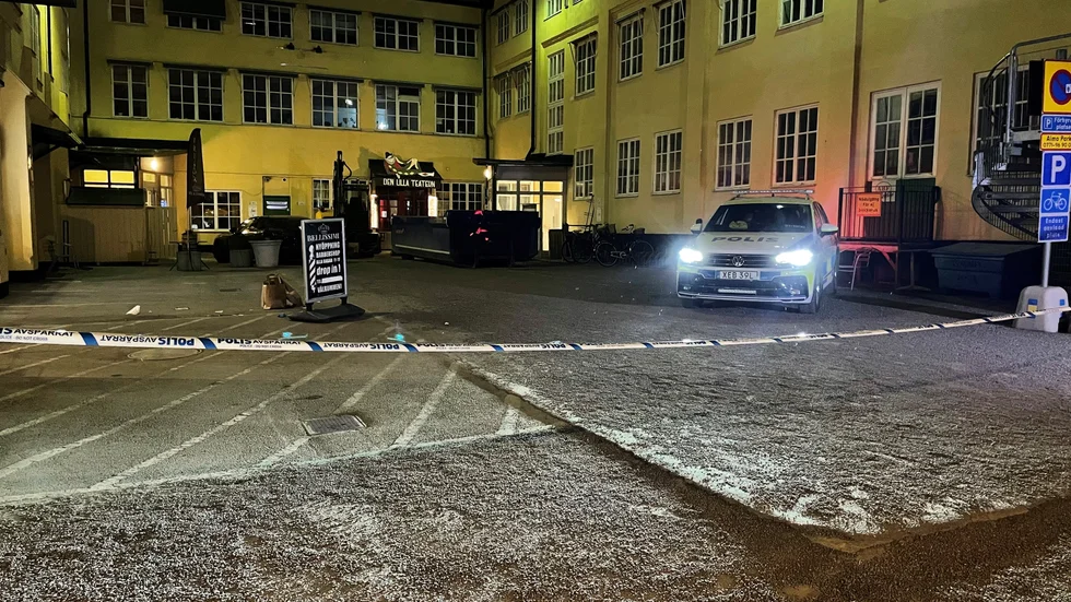 En man har fått allvarliga skador efter att ha stuckits under onsdagseftermiddagen. Nu söker polisen en bil som ska ha lämnat platsen efter händelsen.