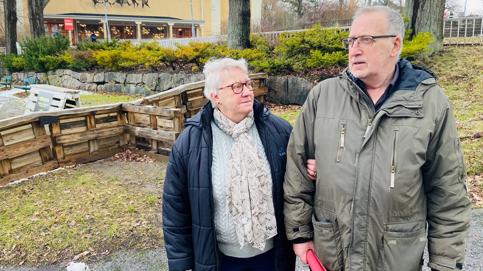 Birgitta och Kjell har levt tryggt ute på landet i ett år, men längtar efter barn och barnbarn, och hade hoppats få fira midsommar i deras närhet. De konstaterar att det är tveksamt att de hinner det.