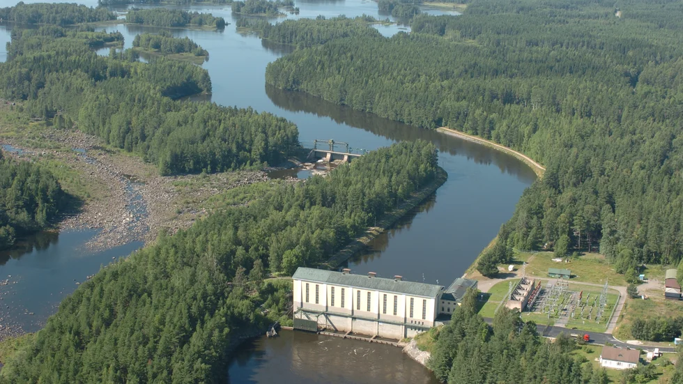 Lanforsen är ett vattenkraftverk i Dalälven vid Älvkarleö mellan Untraverket och Älvkarleby kraftverk i Älvkarleby kommun. På bilden syns kraftverket och dammluckorna som syns högre upp, mer i mitten av bilden. 
