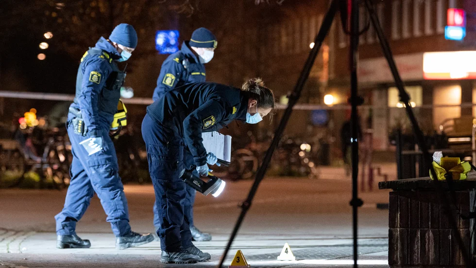 Polisens kriminaltekniker arbetar vid Möllevångstorget i Malmö efter mordförsöket den 22 november förra året. Arkivbild.