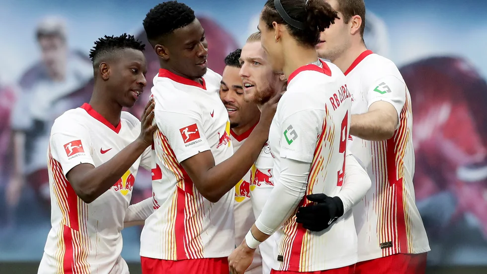 Emil Forsberg, trea från höger, firas efter målet mot Frankfurt.