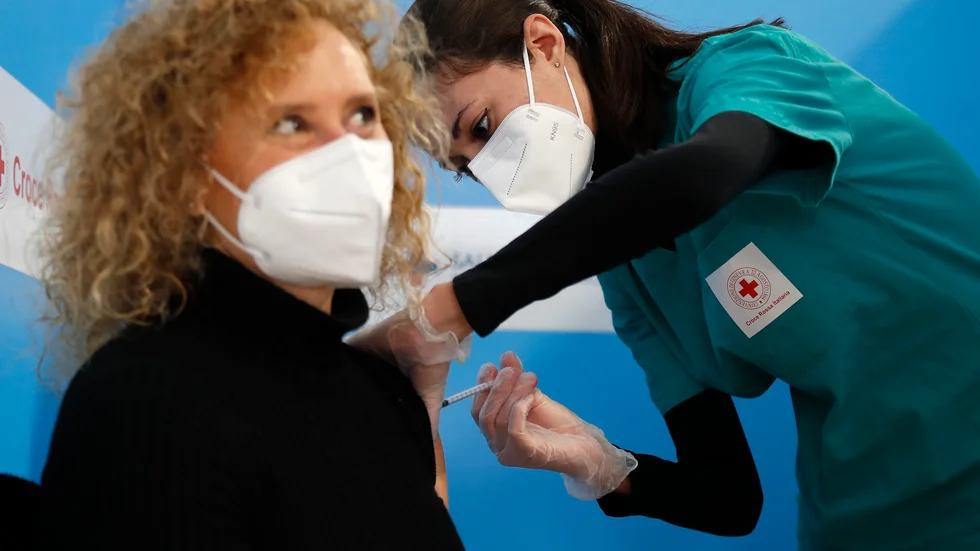 En kvinna får sin vaccinspruta i Fiumicino utanför Rom.