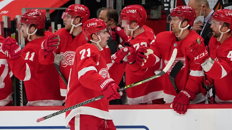 Detroits center Dylan Larkin firar ett av målen mot Tampa Bay.