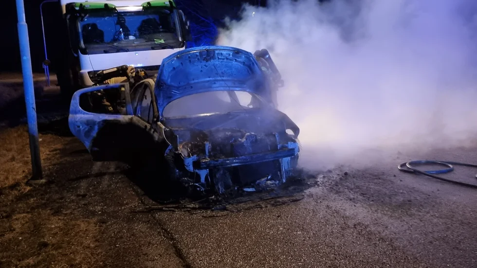 Strax efter 02:00 natten till lördag inkom ett larm om en bilbrand på Kolonigatan.