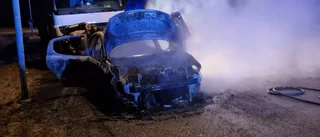 Bil helt utbränd i Klockaretorpet