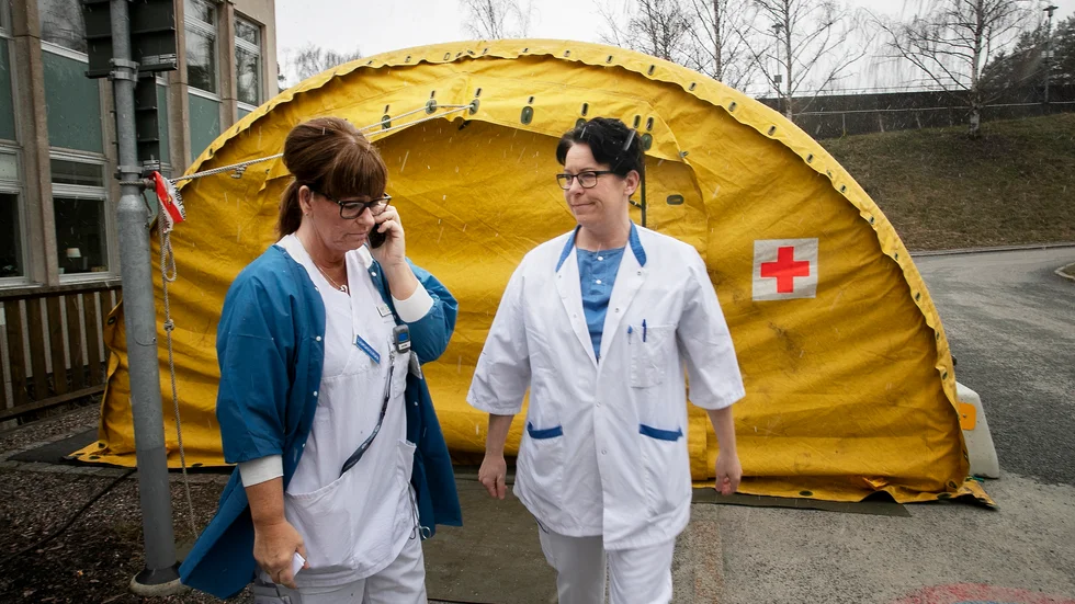 För ett år sedan sattes tält upp utanför sjukhusen i länet. Rose-Marie Lundvall och Karin Svalgård var beredda på att det skulle komma många patienter. 