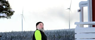 Anders Henriksson är granne med vindkraftsparken – nu känner han sig lurad: ”Jag tog för givet att elen skulle stanna här uppe”