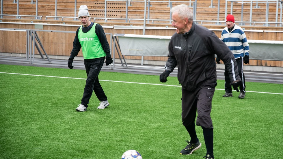 Träningen är i full gång på Studenternas.Thomas Rosander är själv gammal fotbollsspelare och har dragit i gång gåfotbollssatsningen i Uppsala. 