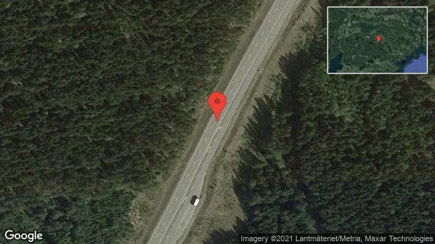 En personbil i olycka på väg 55
