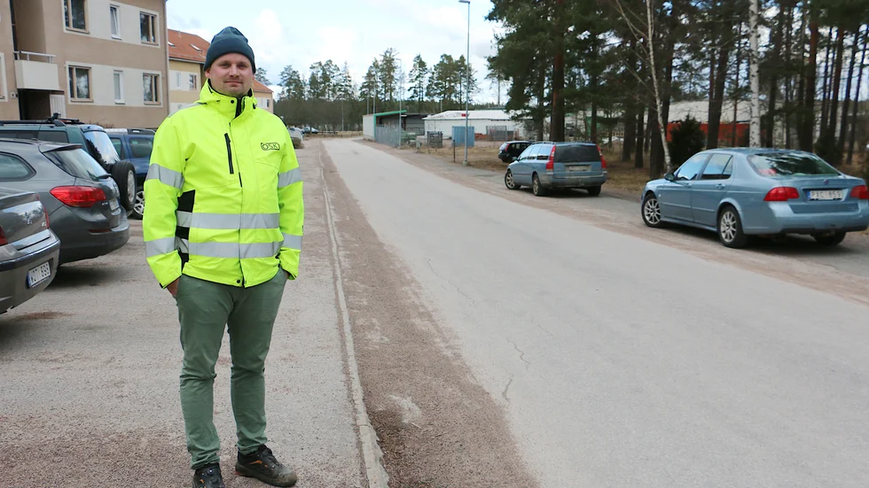 "Snickargatan är en av gatorna som kommer att få ny asfalt" säger Simon Råsbacken på ÖSK. Totalt satsas uppemot 4,5 miljoner kronor på att jobba ifatt eftersatt gatuunderhåll i år.