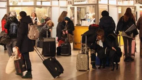På väg. Prognosen för de gotländska julresenärerna är att både flyg och färja kommer att kunna gå utan några större störningar.foto:  rolf jönsson