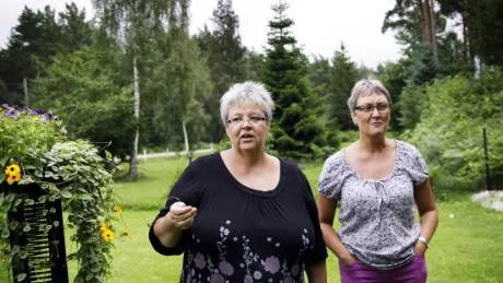 Susie Blom och Gun Fintzer. Nuvarande respektive tidigare ägare av Stjärnarve i Eksta.Foto: Kenny Bengtsson