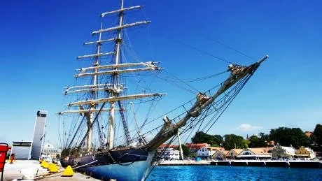 Celebert besök. Briggen Tre Kronor står praktfullt uppställd i Visby hamn, redo att ta emot nyfikna besökare.foto: joel nilsson