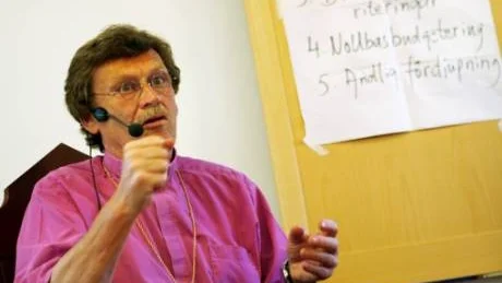 Heta stolen. Biskop Lennart Koskinen grillades av deltagarna på kyrkoveckan, men han hade inte särskilt svårt att svara på frågorna. Göran Aspgren från Hägerstens församling var en av deltagarna i Gotlands kyrkvecka som ställde frågor.