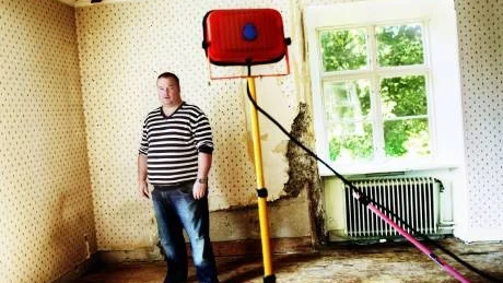 Mycket jobb. Operasångaren Marcus Jupither älskar gammalt hantverk och att renovera. Med köpet av prästgården i När får han mycket utrymme för den hobbyn. Målet är att återställa prästgården i ursprungsskick.Foto: Joel Nilsson