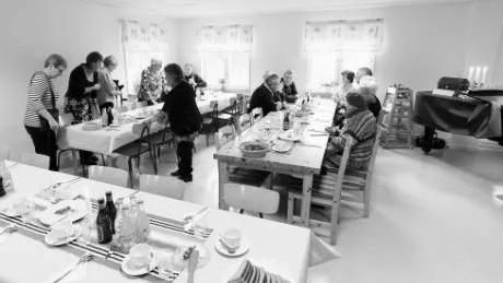 Fullt. Nära 90 personer hade bokat plats till lunchen vid invigningen. Det fyllde församlingshemmets stora sal.