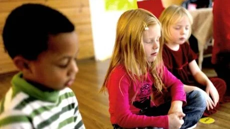 <7GT_Bildrubrik>Koncentration.</7GT_Bildrubrik> Eskil Odia, Engla Klots och Josefin Ringbom har yoga på samlingen på sin föskola.
