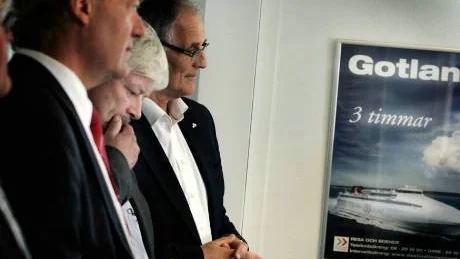 Kritiserade. Jan-Eric Nilsson, vd, Ulf Nilsson, teknisk chef, och Per-Erling Evensen, marknadschef, fick i går redogöra för den över 100 sidor tjocka utredningen från Statens haverikommission.