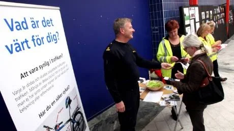 Informerar. Trafikpolis Gunnar Bergfasth och Linda Ekström från NTF vill att alla cyklar säkert.foto: henrik radhe