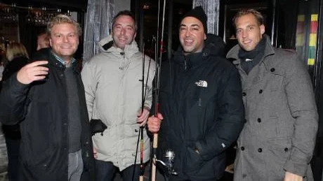 Fiskelycka. Joakim Gazelius, Staffan Magnusson, Lars Hansson och Per Cedersten från Svenska spel kom direkt från sjön till after work till förmån för Rosa Bandet.