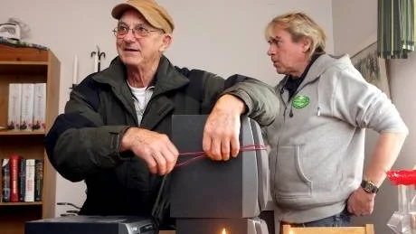 Fynd. Bernt och Gerd Larsson slog till på en stereo med CD-växlare. De gav positivt omdöme till butiken, men tyckte det var lite väl mycket folk.FOTO: TOBIAS WALLSTRÖM