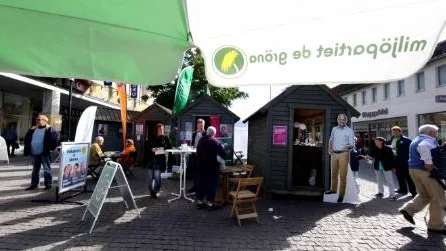 Spurtklara. Vid valstugorna i Östercentrum höjdes valtemperaturen under gårdagen. Nu återstår bara timmar att kampanja på, så det gäller att lägga krutet på rätt saker för att locka de väljare som ännu inte bestämt sig.Foto: Henrik Radhe