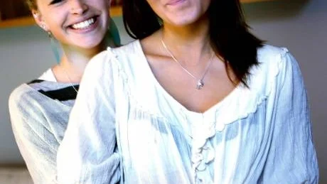 Unga väljare. Camilla Lundborg och Julia Andersson är två av Gotlands yngsta väljare. Camilla fyllde 18 förra veckan och Julia blir myndig på själva valdagen.Foto: TOBIAS WALLSTRÖM